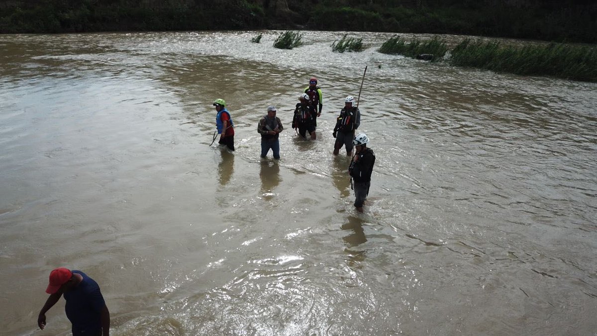 #NuevoLeón | Localizan el cuerpo de hombre que fue reportado como desaparecido en el Río San Juan en #LosRamones 

La persona fue localizada sin signos vitales y su extracción se realizó al rededor de las 18:00 horas

El hombre fue identificado como Ubaldo Hernández de 29 años.