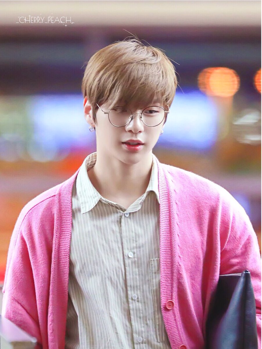 zagazaga181_5's tweet photo. #강다니엘 171008 공항 (대만 팬미팅 입국) #KANGDANIEL https://t.co/I7gIuv7iRQ