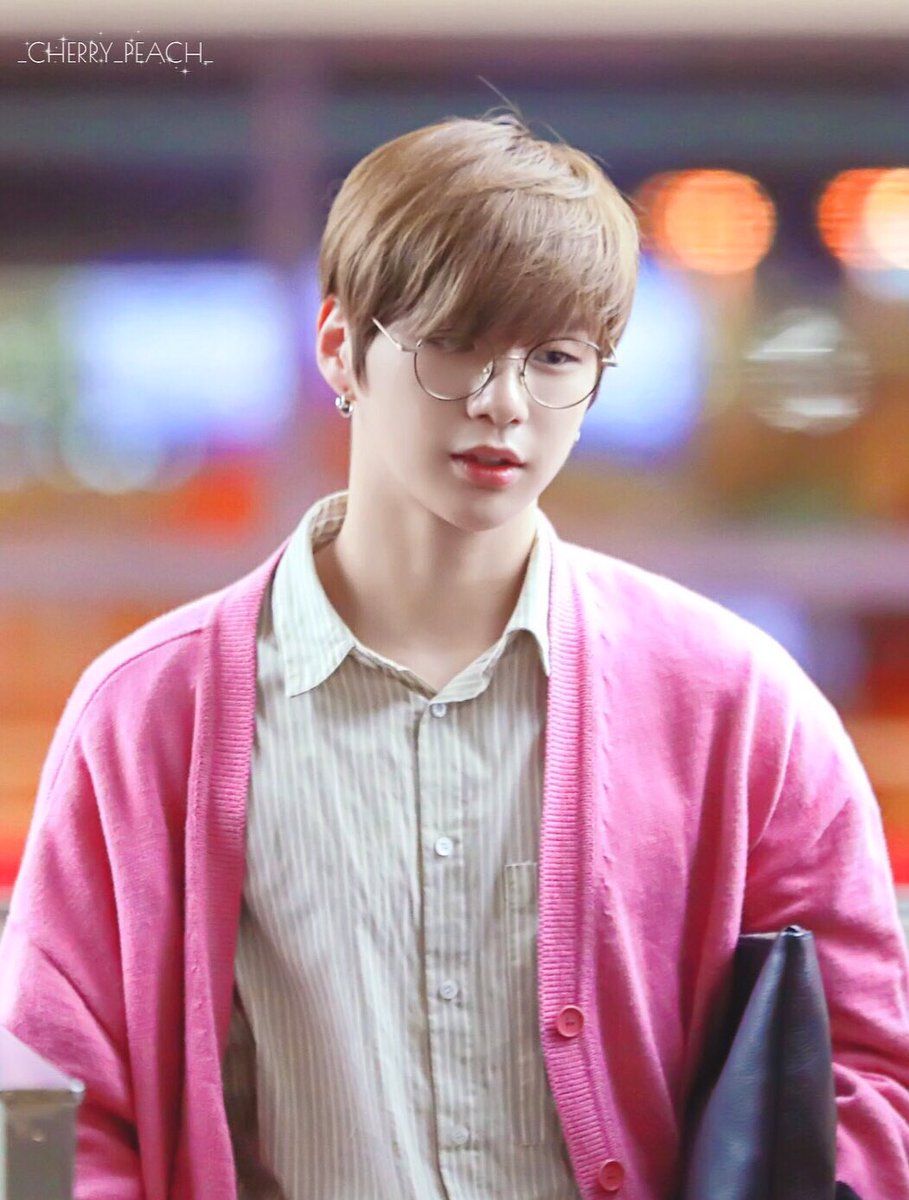 zagazaga181_5's tweet photo. #강다니엘 171008 공항 (대만 팬미팅 입국) #KANGDANIEL https://t.co/I7gIuv7iRQ