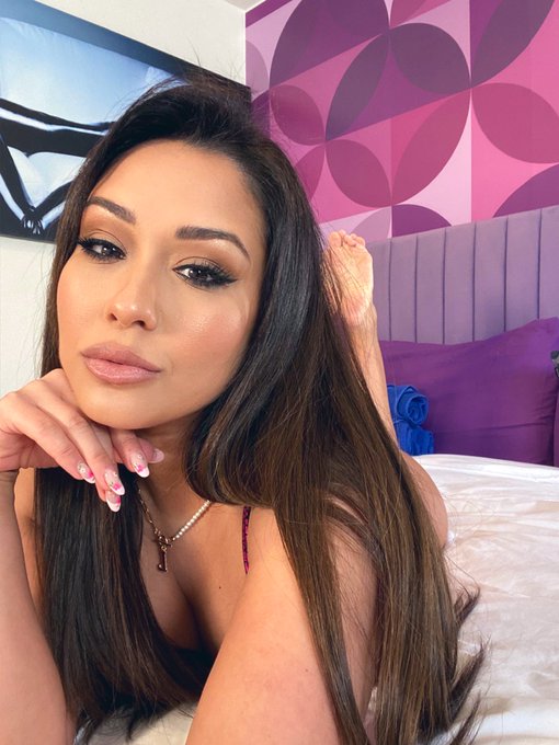 Kneel for Goddess, you disgusting pig https://t.co/Fh8MnOnd3S