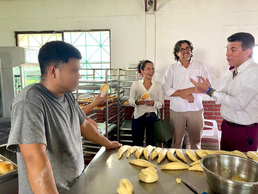 #Hoy también estuvimos con la subdirectora @avel1984 en el Centro de Atención Especializado El Oasis, donde conoció el modelo de atención que allí se brinda para los adolescentes. Desde el <a href="/ICBFColombia/">Bienestar Familiar | ICBF</a> continuaremos fortaleciéndolo.