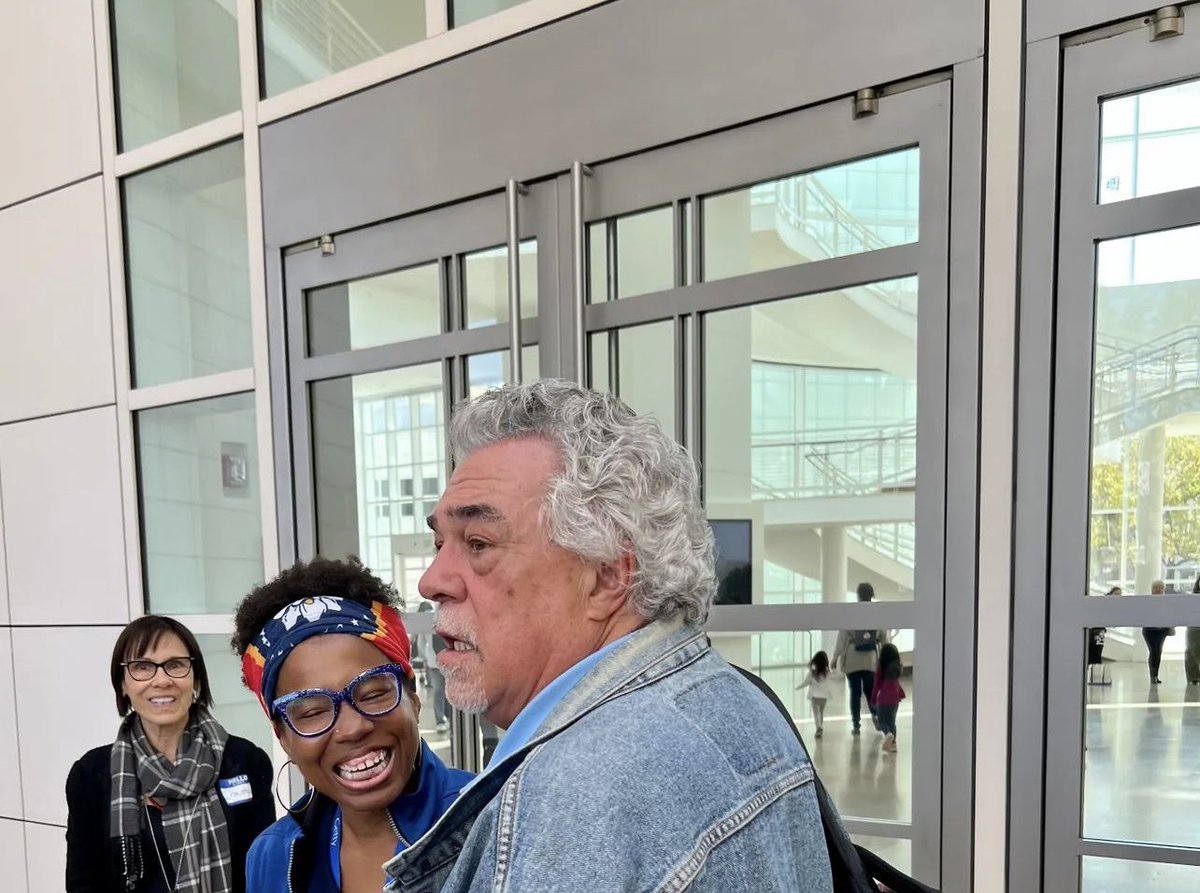 CommunityBuildi's tweet image. Community Build’s GRYD program joined the Empowerment Congress on a trip to the Getty Museum! We thank the Empowerment Congress and the @GettyMuseum for making this day so special ✊🏽💚✨

#gettycenter