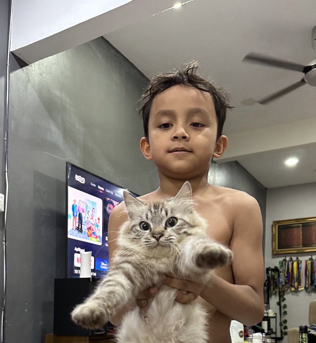 NabilHussein's tweet photo. Datang menagih makanan. Redha kalau dipegang. Haishhh…bahaya perangai kau gini dik. Rumah orang ni kottt… https://t.co/btl9n2OOkY