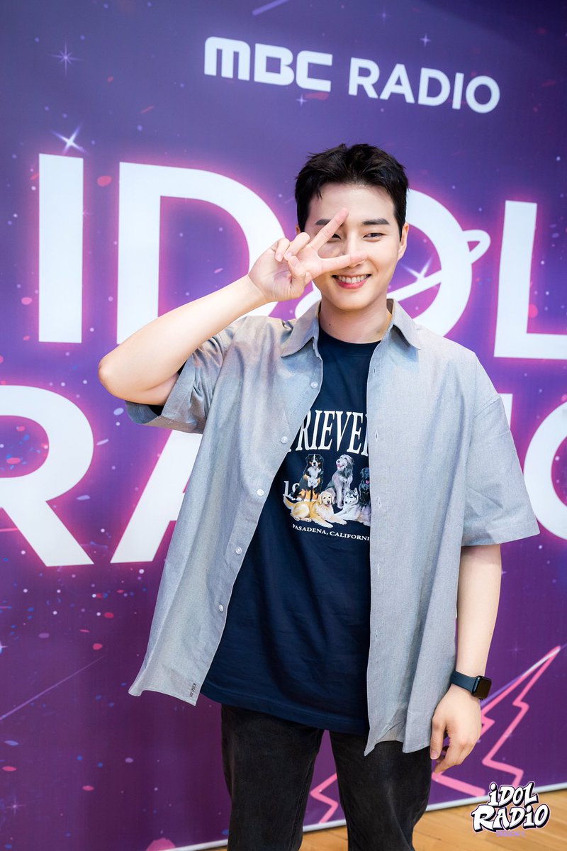 idolradiokorea's tweet photo. [#아이돌라디오오티디👕] 230517 영디🐱🦊

마지막날이라 특별히 대단히 많이 찍었는데 폼이 여간내기 디제이가 아닙니다🫢 영디 유죄 땅땅땅 

@day6official 

#MBC #라디오 #IDOLRADIO #아이돌라디오 #아돌라 #데이식스 #DAY6 #YoungK #영케이 #영디 https://t.co/OcjM6xujov