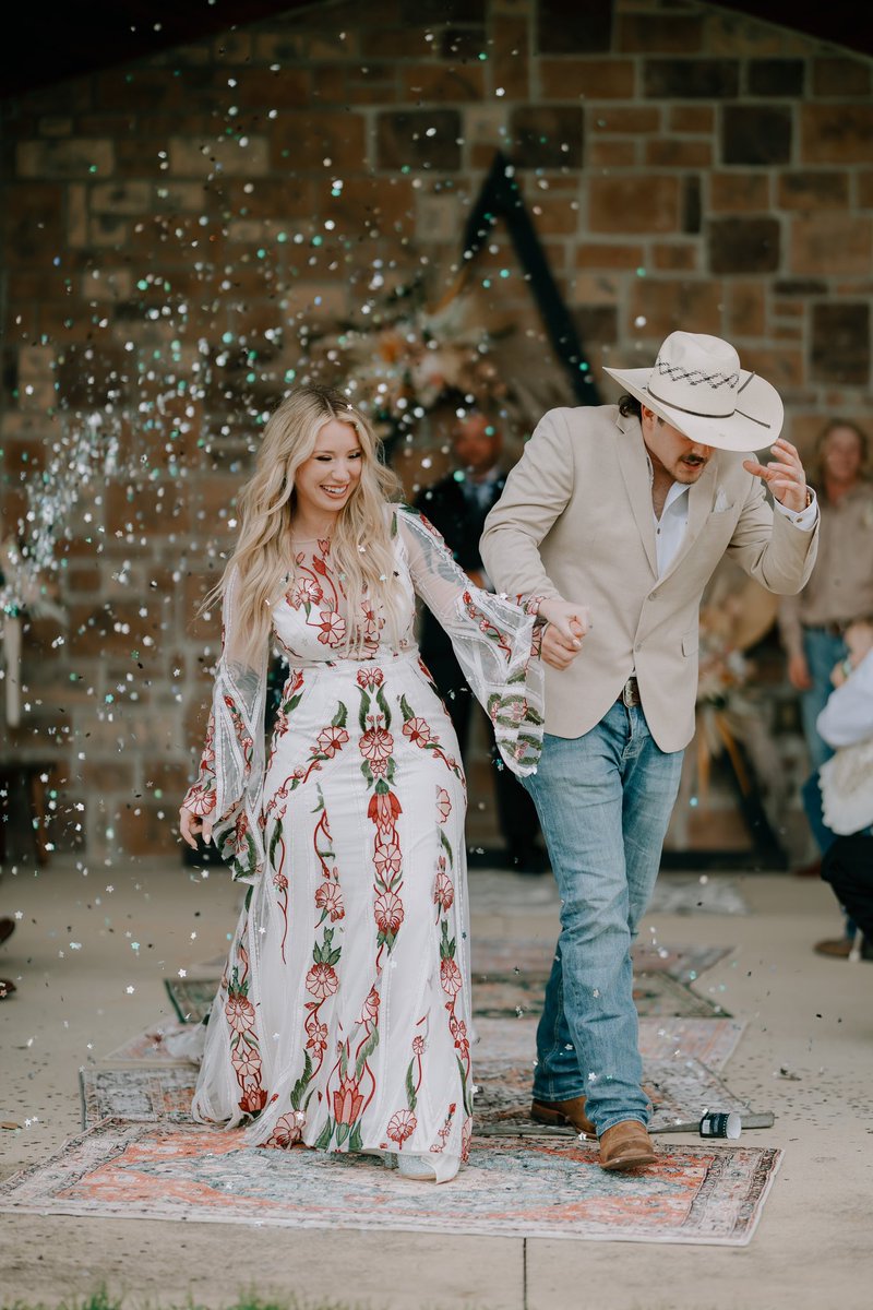 haybugg6's tweet photo. That’s Mrs. Clapp to you 👋🏼😏 https://t.co/dNMvf6Jht3