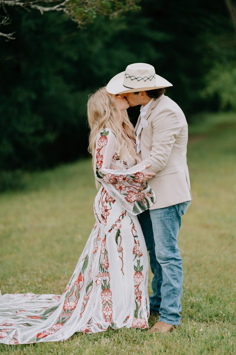 haybugg6's tweet photo. That’s Mrs. Clapp to you 👋🏼😏 https://t.co/dNMvf6Jht3