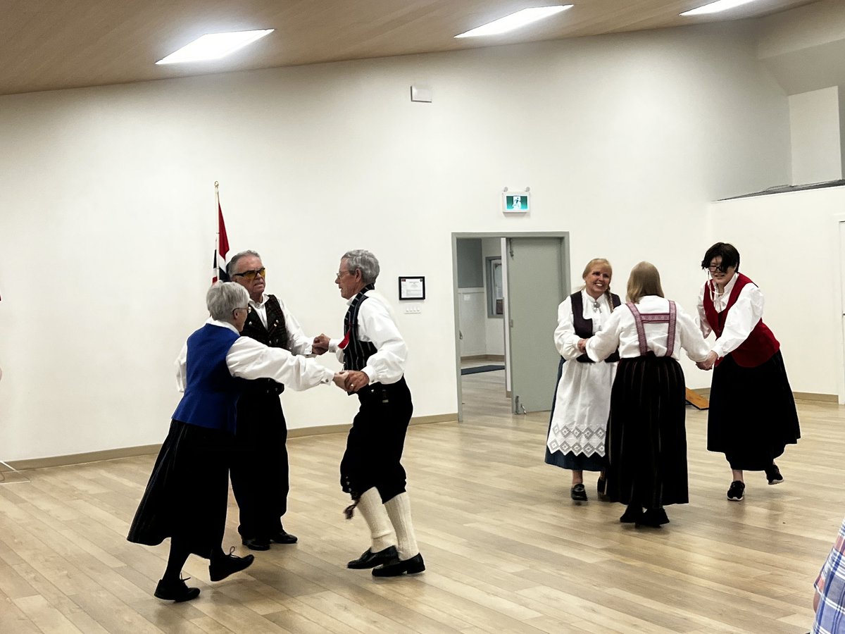 missusem's tweet photo. Dancing, singing and ice cream! Hallmarks of #Norwegian National Day #syttendemai #17mai! Happy Norwegian Constitutional Day 🇳🇴♥️🇳🇴 #norsk #JaViElsker #norwegianinCanada https://t.co/VTybuhFTRA