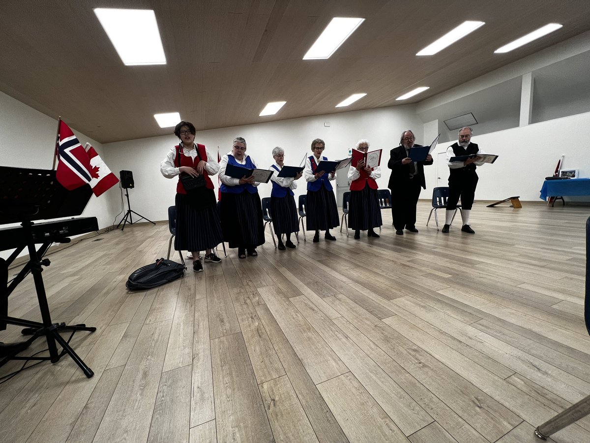 missusem's tweet photo. Dancing, singing and ice cream! Hallmarks of #Norwegian National Day #syttendemai #17mai! Happy Norwegian Constitutional Day 🇳🇴♥️🇳🇴 #norsk #JaViElsker #norwegianinCanada https://t.co/VTybuhFTRA