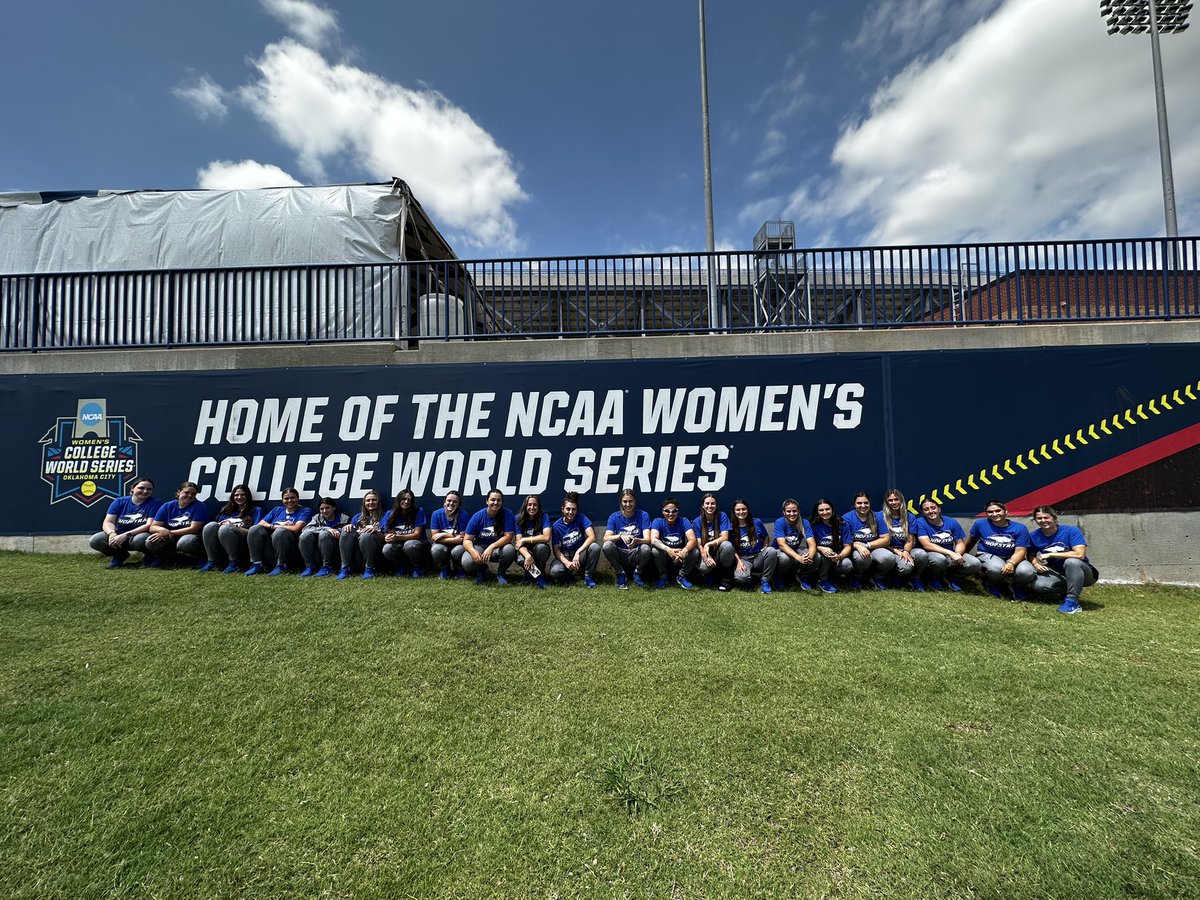 HofstraSoftball's tweet photo. -Had some awesome barbecue at Clark’s Crew BBQ 🍖 
-Checked out the @USASoftball Hall of Fame Complex 🥎 
-Dinner and a movie 🍿 

Not a bad first night in Oklahoma!

#PrideOfLI https://t.co/aGT61lrde1