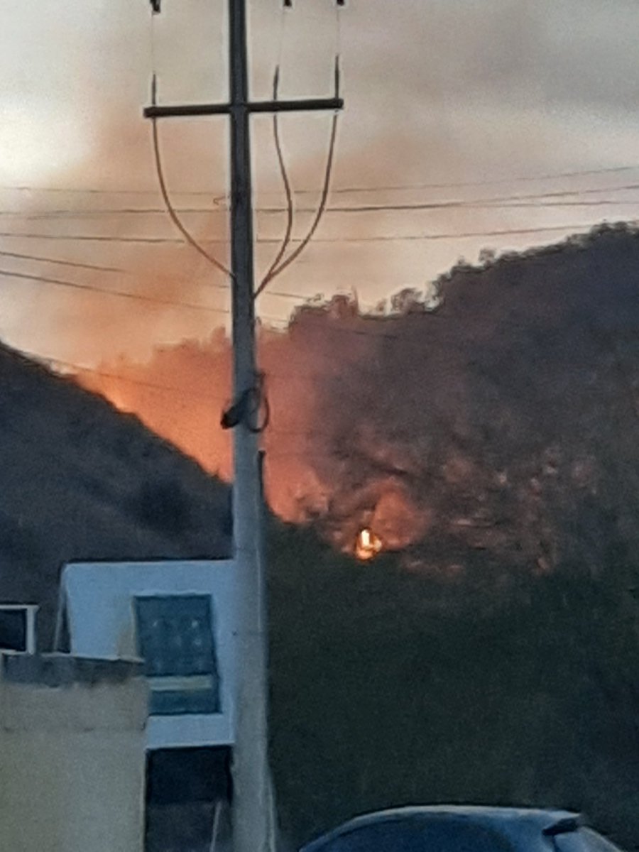 El Cerro Johnson incendiandose en este momento. @libera_radio @ProyectoPuente