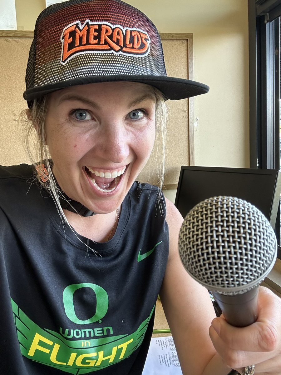 TheFemalePA's tweet photo. Women in Flight Night with the Eugene Emeralds! GO Ems!! ⚾️🌲🦶…and someone please introduce me to The Hops’ first ever Female Manager Ronnie Gajownik! 👏⚾️🤩 #GoDoAnything @UOWomeninFlight @EugeneEmeralds https://t.co/GCJ9C9qDa9