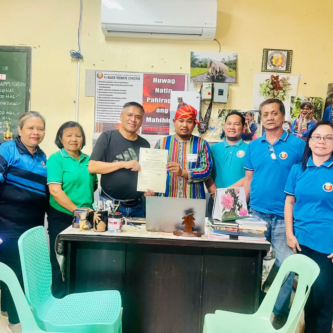 ncipskprov's tweet photo. LOOK: 05/18/2023|| 

NCIP SK Provincial Officer Sir ERIC MUNDOG RAZ, LLB facilitate the AWARDING OF CERTIFICATE OF AFFIRMATION  (COA) TO DATU JONATHAN FELIX OF BRGY . SALUMPING IN REPLACEMENT OF THE DECEASED  IPMR DATU AMA FELIX. https://t.co/6ZfaoD7adq