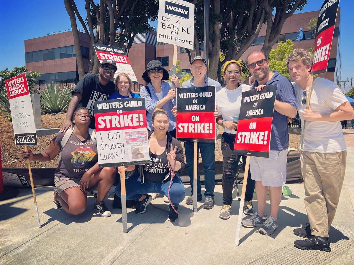 LowBudgetLaughs's tweet image. #Picketing AND happy hour with my #ClawsTNT 💅🏾 #fam?! Sign me the fuck up! #squad ❤️ #WGAStrike 🪧 #AintNoPagesWithoutFairWages #WGAStrong ✊🏾💪🏾