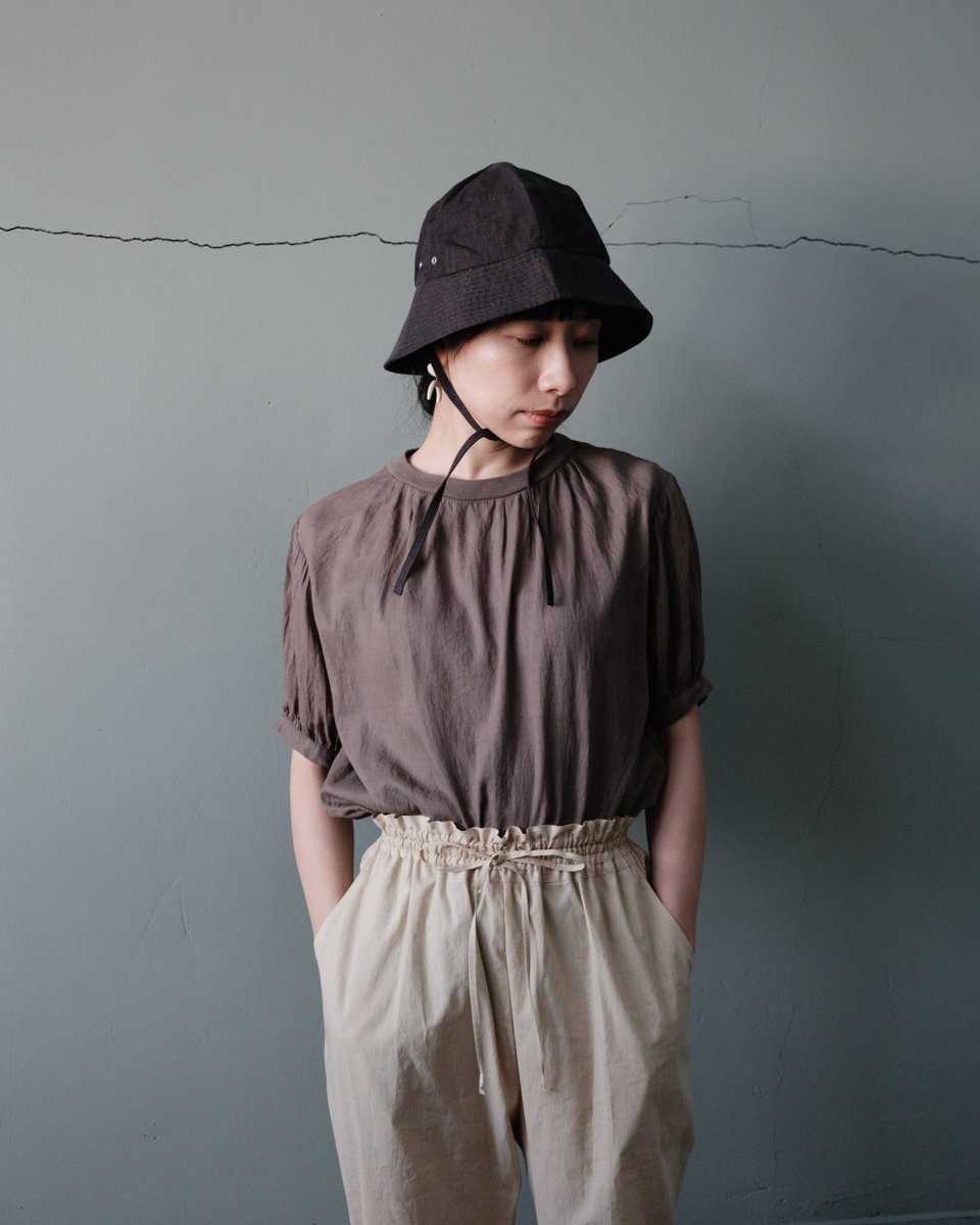 hatsutoki's tweet photo. 大人気のtwill ティーブラウスに泥染が入荷しました。
こちらの写真は奄美大島の【金井工芸】さんで染めて頂いた泥染めです。
軽やかでドレープの美しい織物でありながら、Tシャツのようにさらっと着ていただけるリラックス感のある日常着。
https://t.co/r4WbDbe2OB

#hatsutoki
#泥染 https://t.co/GSWH4tQpbn