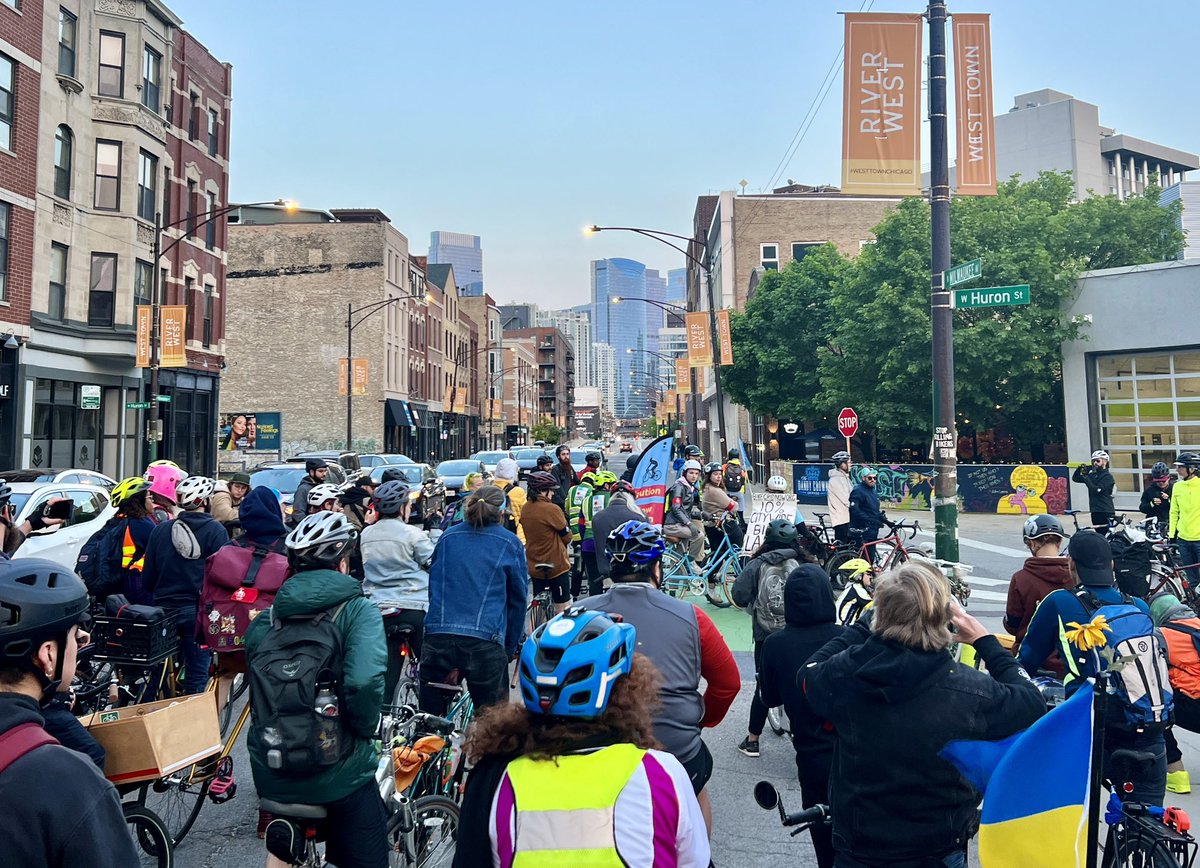 Tonight’s somber #rideofsilence2023 to remember recent victims of traffic violence, in Chicago’s Chinatown and West Town #bikeCHI