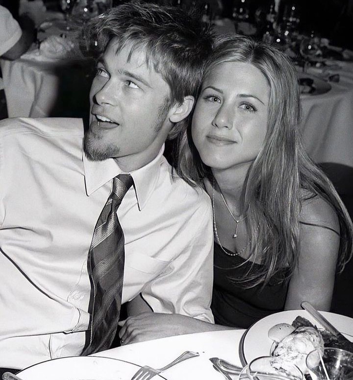 Brad Pitt y Jennifer Aniston en la boda de Courteney Cox, 1999.
