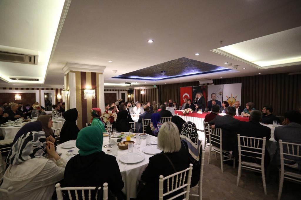 İlçe Bşk’mız  Sn. Mustafa Durmuş Başkanlığında, MKYK Üyemiz, Mv’miz Sn. Ayhan Salman,İl Bşk. Yrd’cımız ve koordinatörlerimiz, Bld. Bşk’mız, Yönetim Kurulu ve Meclis üyelerimiz, Kadın ve Gençlik Kollarımız, uç beylerimiz mahalle başkanlarımız ile bir araya geldiler.  🇹🇷