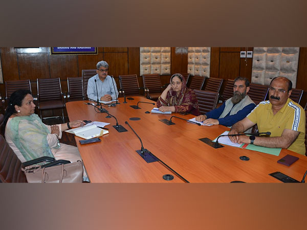RisingKashmir's tweet photo. #ACS #Dulloo shares strategies for capacity building of resource persons for formation of Farmers Producer Organisations
https://t.co/PieWsnnQNl https://t.co/pDGdXGwbX9