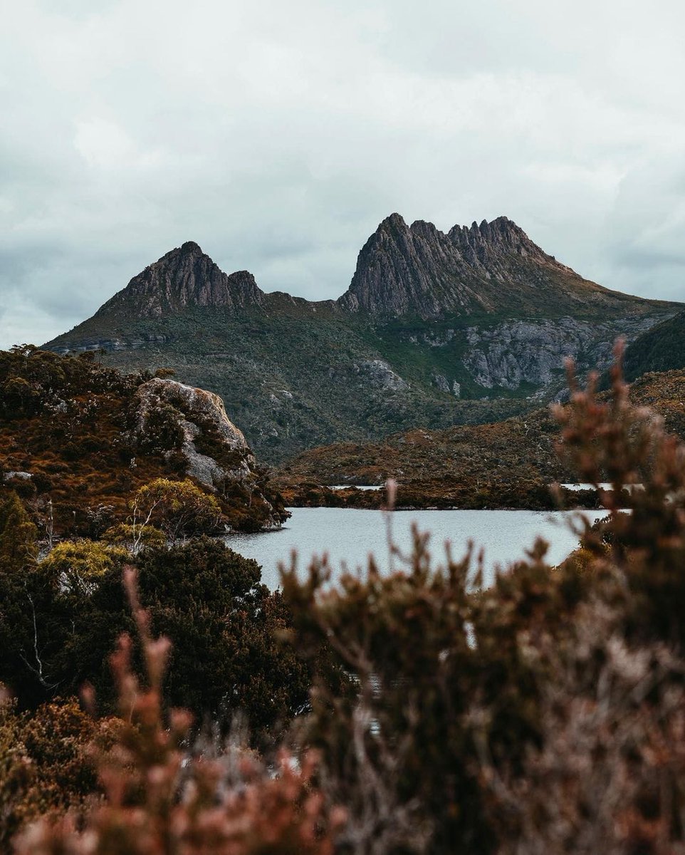 A unique view of Cradle Mountain thanks to Kirk Richards who says 🏞️ 'Cradle Mountain never disappoints, with it’s beautiful colours and a taste of serenity, you can never get enough of this place.' 🌿🍂