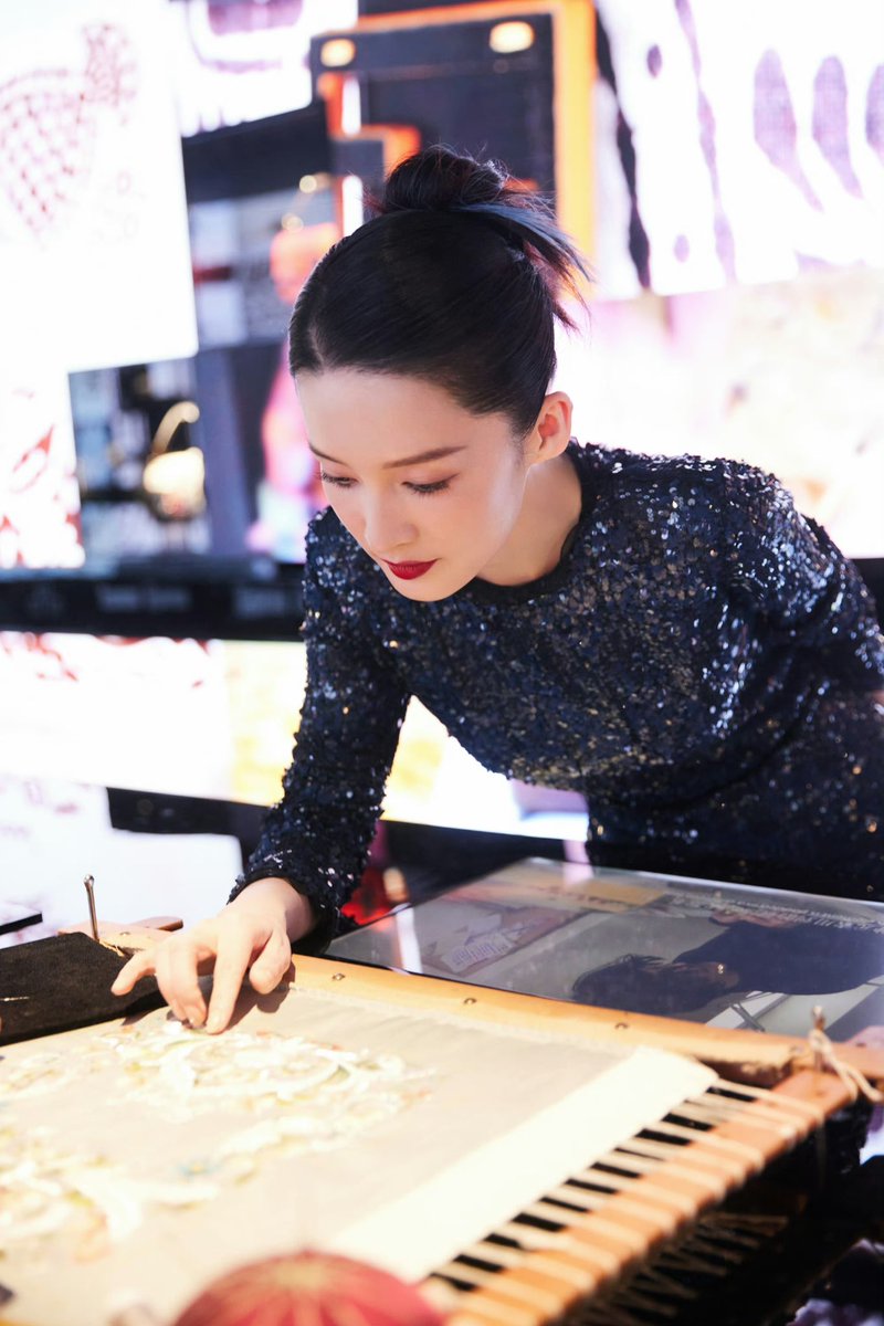 liqin_space's tweet photo. 230516 #Liqin studio
“Explore the arts of artisan and creatives, happily enjoy the exhibition with Liqin”
#FendiHandinHand
#Fendi
#李沁 #이심
3/3 https://t.co/0RCe1xGLz8