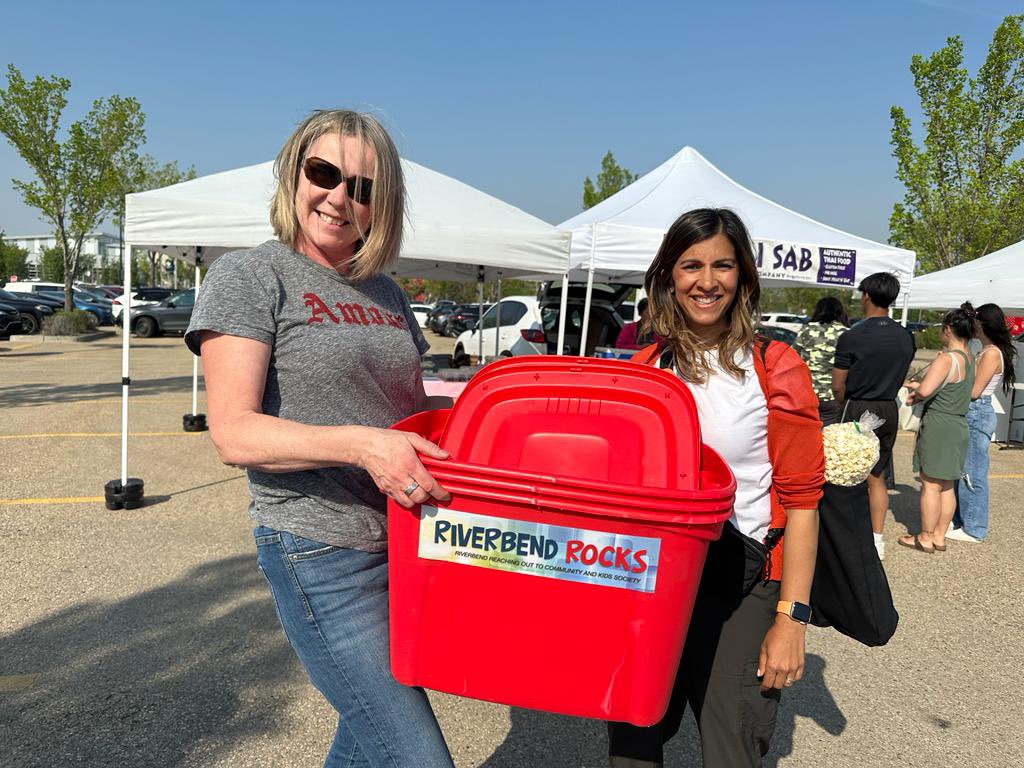 Amazing opening night for the <a href="/SWEFM_YEG/">SWEdm Farmers Market</a>!! 

So glad to see so many friends there and pick up fresh produce (ok, ok…and kettle corn!). 

I hope to be back at the market soon with my MLA tent! 😉

#yeg #shoplocal #ableg