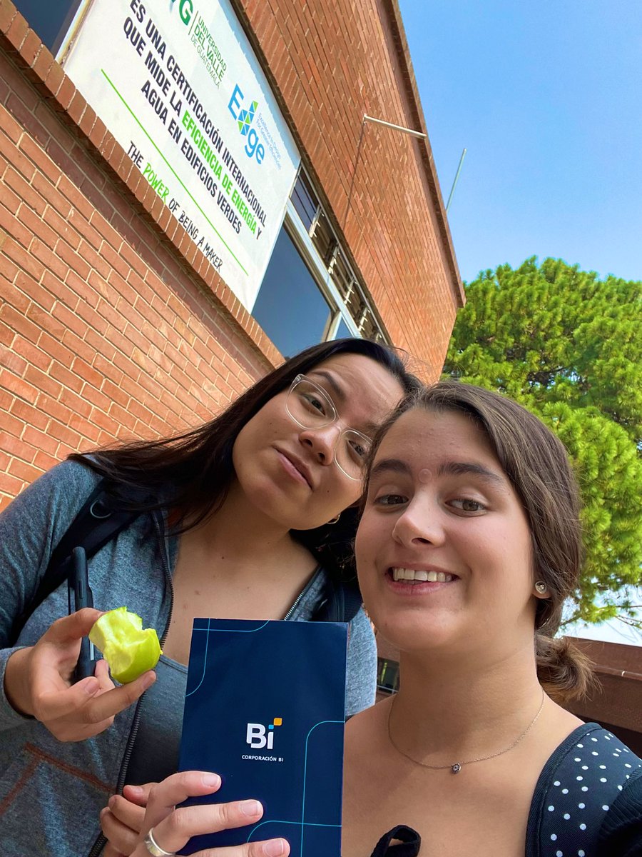 Natalia y yo felices abriendo nuestra cuenta bancaria de socias 😂🫶🏻