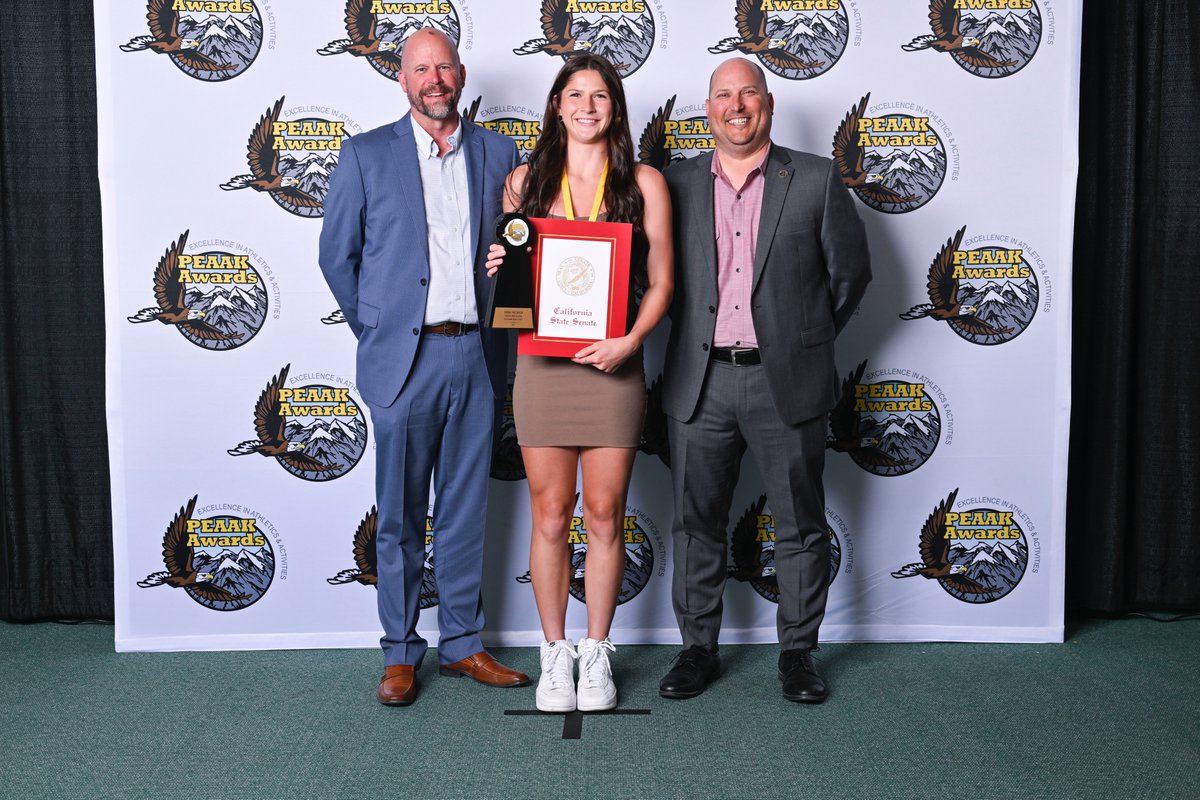 Congratulations to Emma Fredrick from <a href="/LHS_Patriots/">Liberty Patriots</a> for winning the Best Female Student Athlete Award. #KHSDAchieve #PEAAKAwards