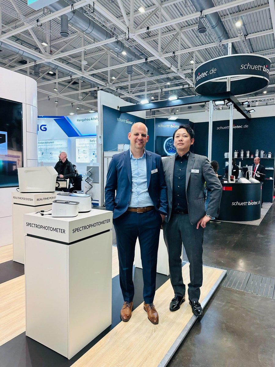 n_genetics's tweet image. ＼#Labvolution 2023🇩🇪 現地レポ⑥／
3日間のLabvolutionも終了🫶
数多くあるブースの中で、弊社のブースが一番目立って輝いていた気がします！✨😎
（決して身内贔屓ではありません😂）

白×黒のシンプルなデザインで統一された当社オリジナルブランドの装置たちがひときわ目を惹いていたからかな👀✨