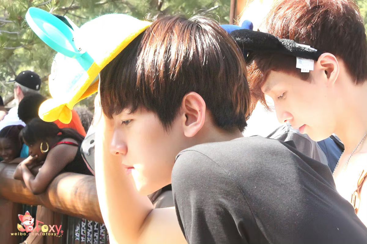 qtpiebyunbaek's tweet photo. it's the way baekhyun replied to a tweet with this picture today (230518) and it was taken a day shy from exactly 11 years ago (120519) when they went to LA disneyland 🥹🥹 https://t.co/yoRYXpcCh4