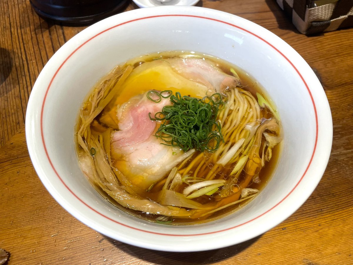 ramentry's tweet photo. 先週の #麺活 はTRY大賞2連覇達成の #トイ・ボックス さんで #醤油ラーメン❗️
奥深い鶏の滋味と鶏油のコク、醤油のキレのあるスープは、まさに職人が生み出す感動の一杯🍜
 あー、ツイートしながらまた食べたくなってしまった😋（TRYスタッフ）

#三ノ輪 https://t.co/kPeG2iWj1m