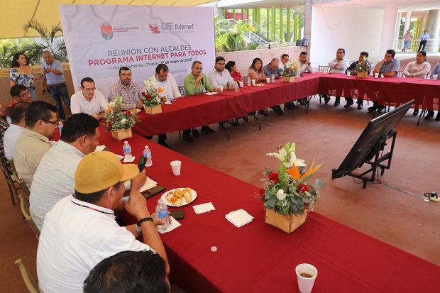 chiapas_info's tweet photo. Titulares de #CFE-TIT e #ICTI evalúan avance del programa “Internet para Todos” en #CHIAPAS
@icti_chiapas @helmerferras 👉👉👉 https://t.co/gnMLJHO8vO https://t.co/kHuyyHWfKX