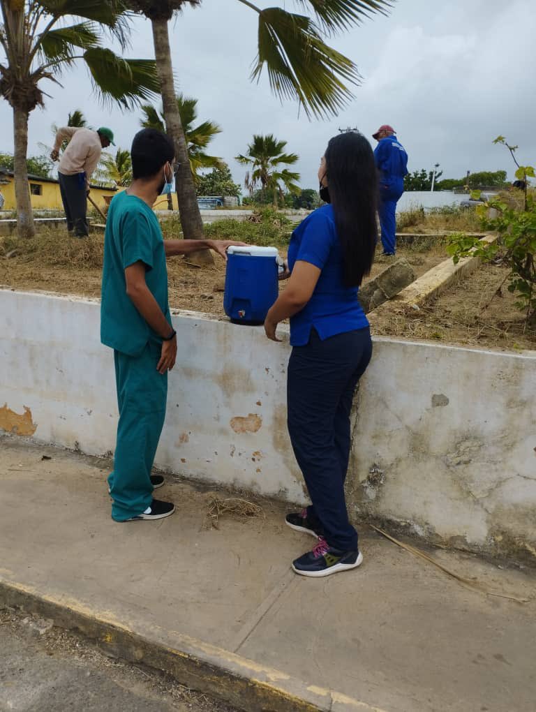 Harolddavilag's tweet photo. Limpieza y saneamiento de Áreas Verdes de la CP Simón Bolívar en conjunto con vecinos del sector, Estudiantes de Medicina de la UNEFM, personal del hospital y Alcaldía del Municipio Falcón.  Taller de Piñateria gratuito en el CC Josefa Camejo y reunión de trabajo, tema AGUA. https://t.co/orxAZ32bDW