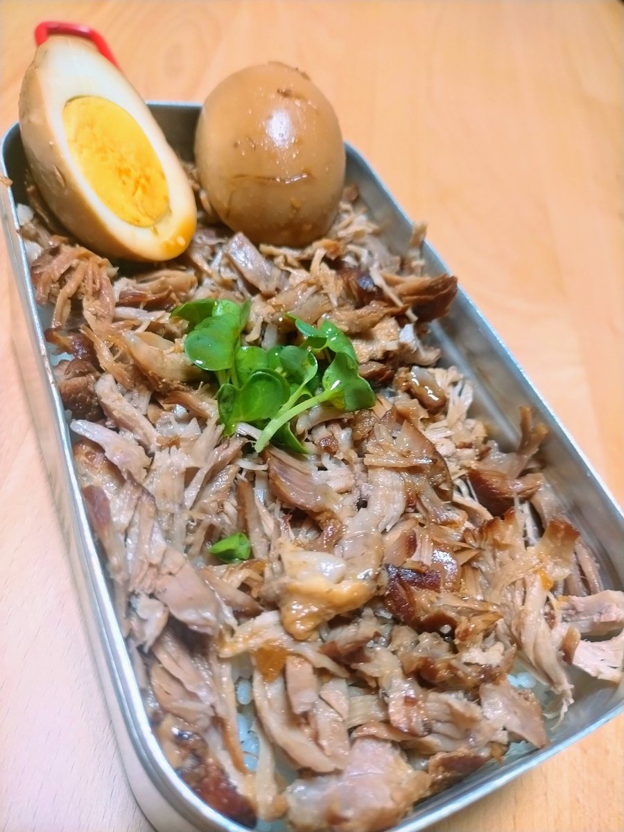 channel_camp's tweet photo. 久しぶりのメスティン飯！

圧力鍋でチャーシュー作ったら柔らかくてスライスできず、ほぐしチャーシュー丼になりました🐷

#メスティン
#キャンプ好きな人と繋がりたい https://t.co/16tLu88J9S