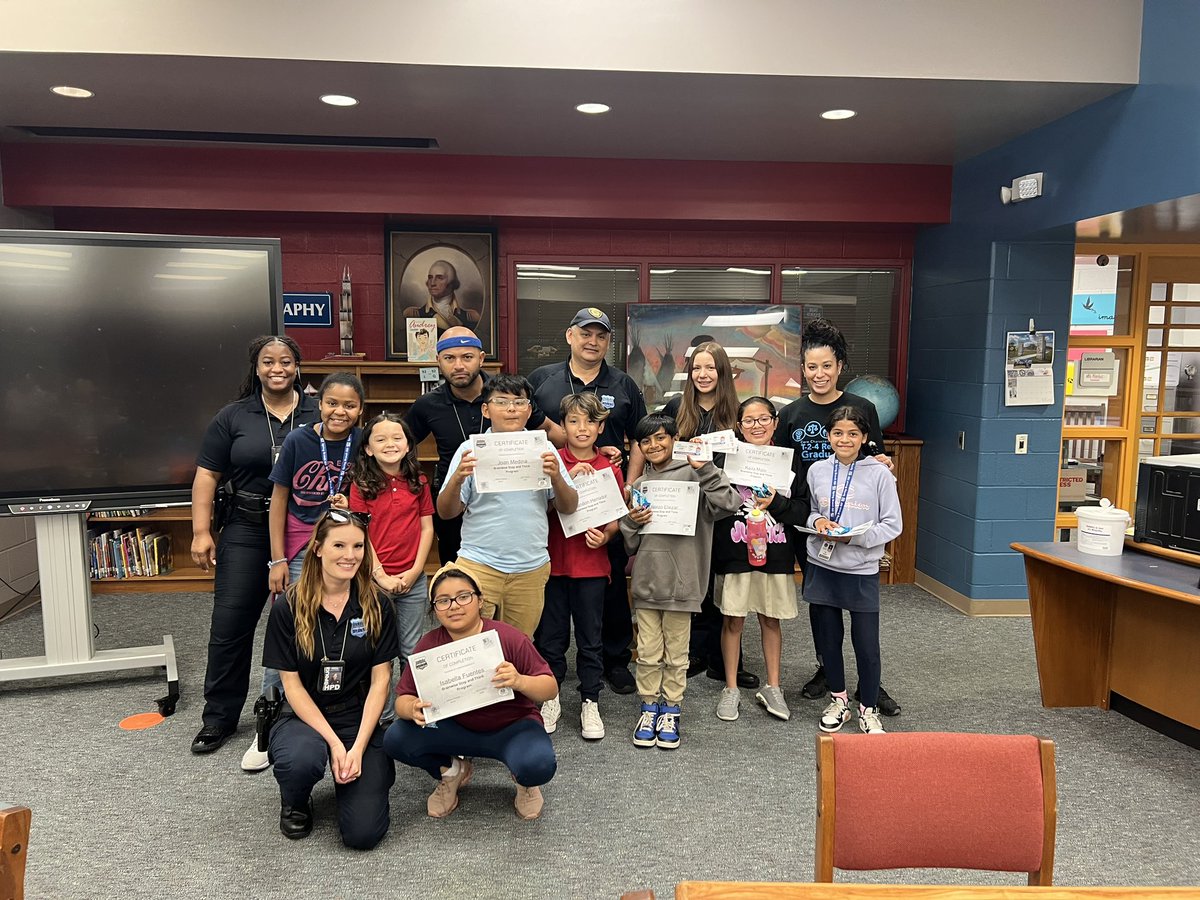 GHPAL_OfcPhares's tweet photo. Another semester down with my @SWE_Eagles!! 
#StopAndThink #Brainwise #WizardBrain #STEMeducation #skillastics @MichonMegan @GhpalMorales @SIERRAGHPAL @GHPAL_Aguilar @GhpalYoung @houstonpolice @Nationalpal https://t.co/md5b4PAFu8