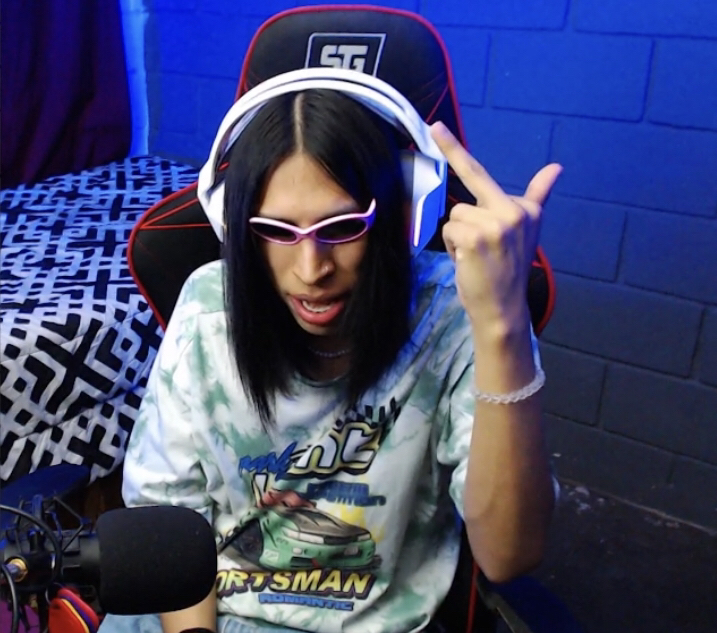 Ya estamos en madafakin, estaré dibujando sus mofles 

twitch.tv/soykombo