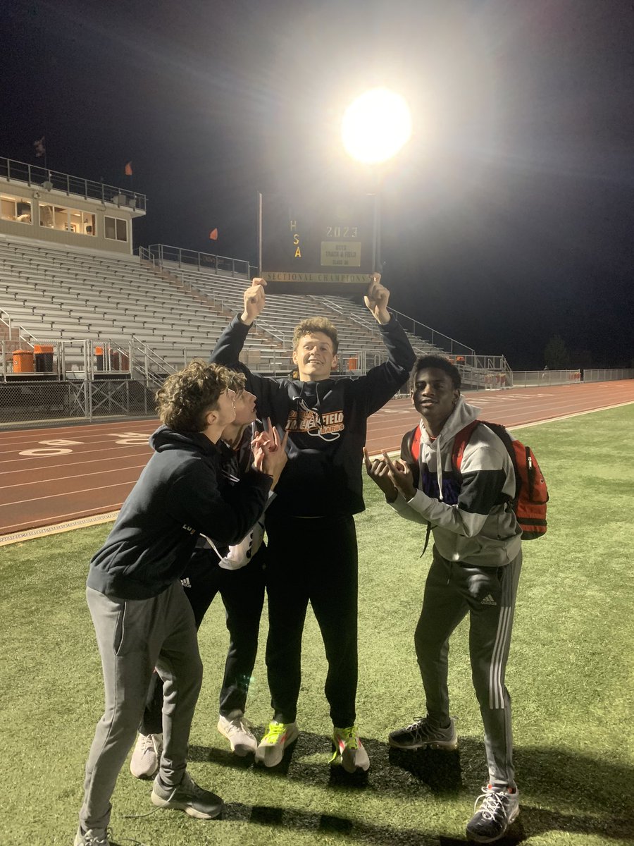 4x4 of @JacobBarraza14 @EthanTierney1 @RileyNewport15 @LaBrianC10 caps off the night with a big win and punch their ticket to state running a season best 3:25.29 @1barbathletics