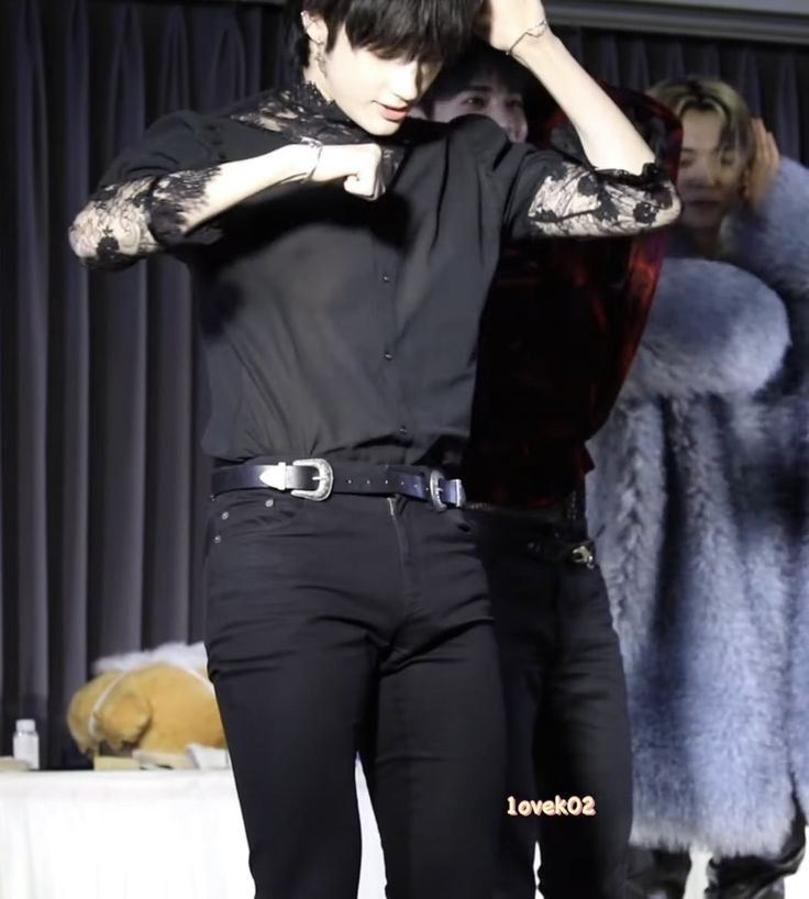 someonesrkive's tweet photo. like, no way right? this isnt hyuka hahaha right? RIGHT?????? https://t.co/hHIFG7e5to