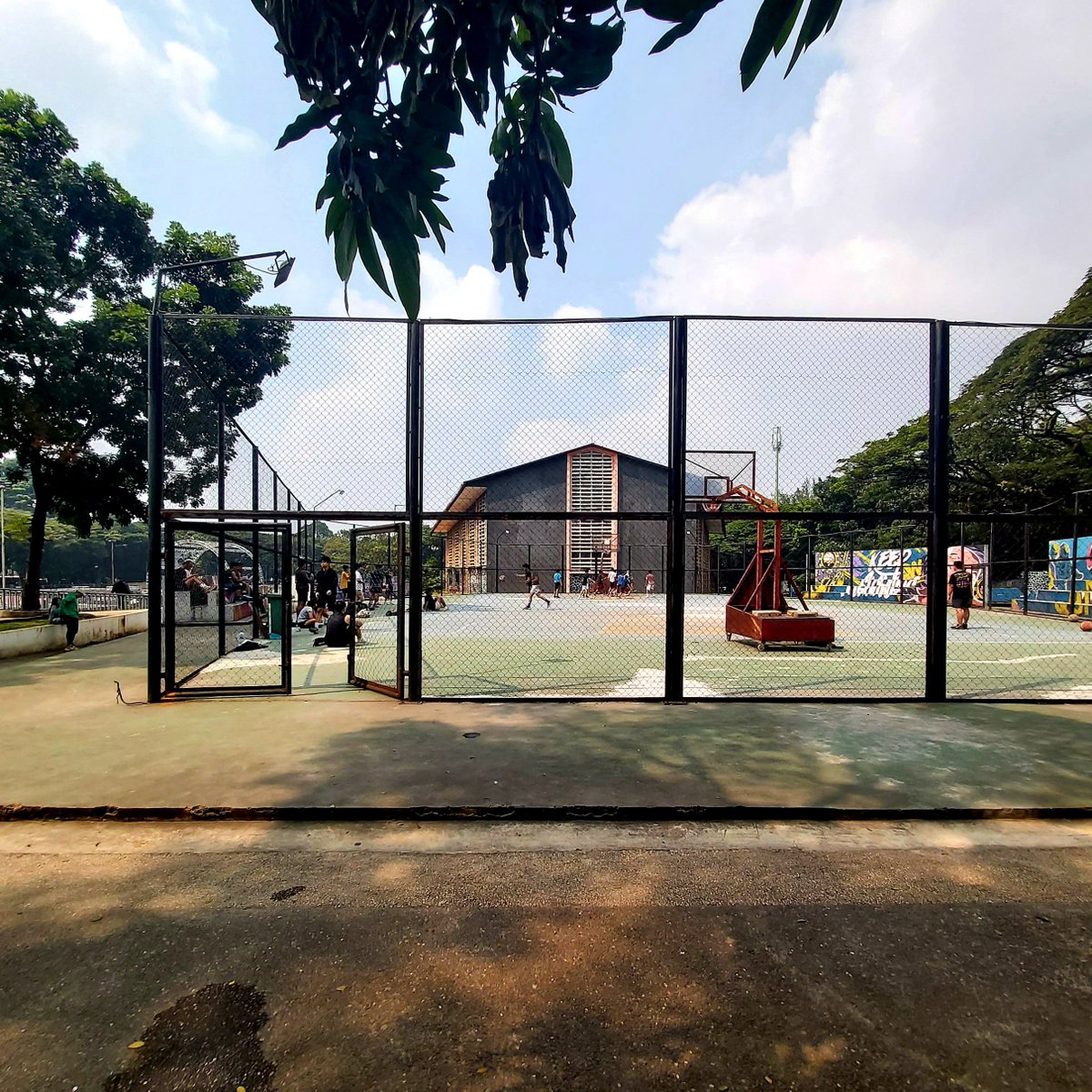 Ada yang lagi di sini?