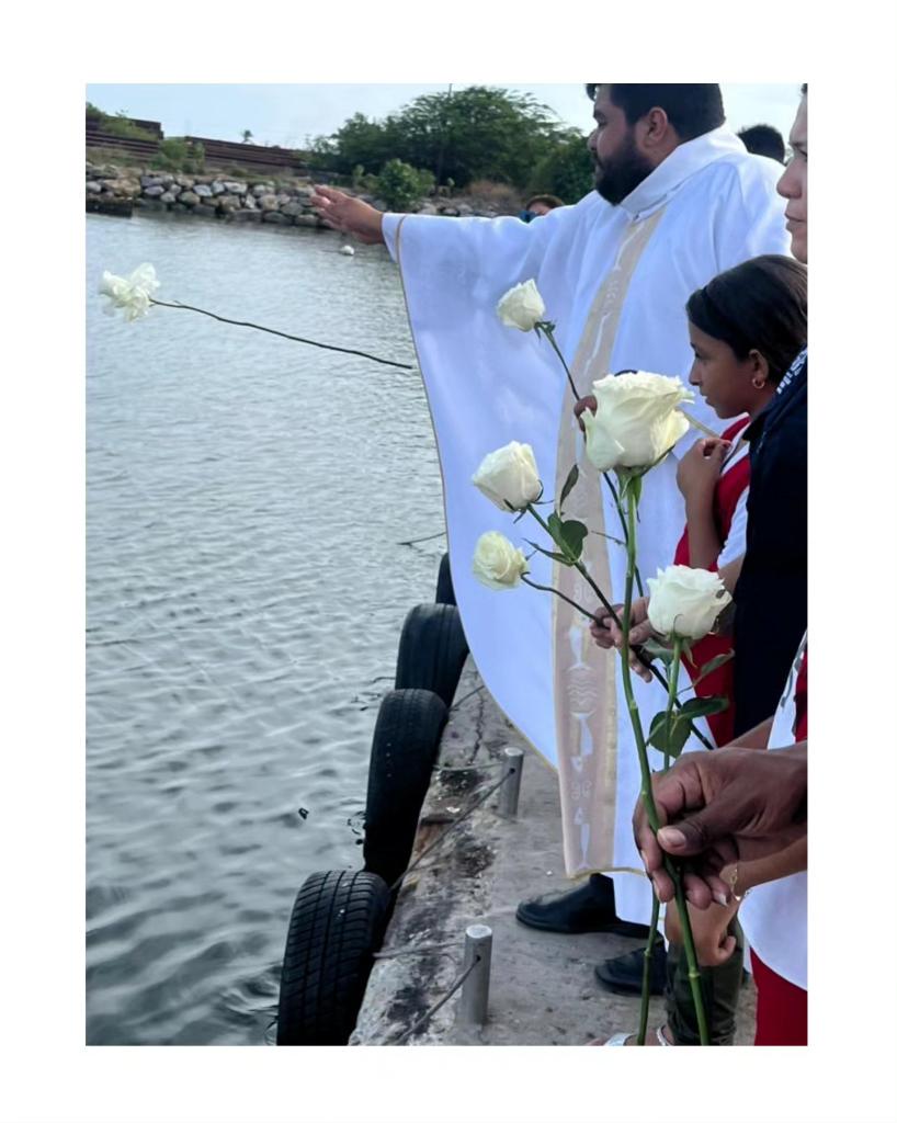 redclamorve's tweet photo. Eucaristía y rosas.-

El 16-05-2023 en La Playita, Güiria, estado Sucre, el Pbro. Jesús Villarroel, coordinador de Red Calmor Venezuela, presidió una Eucaristía y acompañó al lanzamiento de rosas al mar en memoria de quienes desaparecieron en el bote Ana María el 16-05-2019. https://t.co/aczMpXFpp6