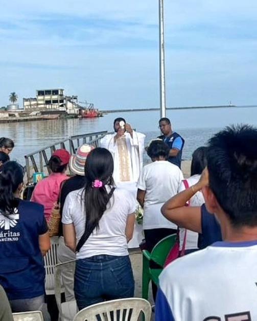 redclamorve's tweet photo. Eucaristía y rosas.-

El 16-05-2023 en La Playita, Güiria, estado Sucre, el Pbro. Jesús Villarroel, coordinador de Red Calmor Venezuela, presidió una Eucaristía y acompañó al lanzamiento de rosas al mar en memoria de quienes desaparecieron en el bote Ana María el 16-05-2019. https://t.co/aczMpXFpp6