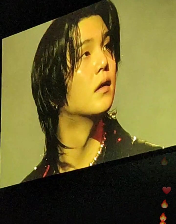 HE LOOKS SO GOOD. OH MY LOVE