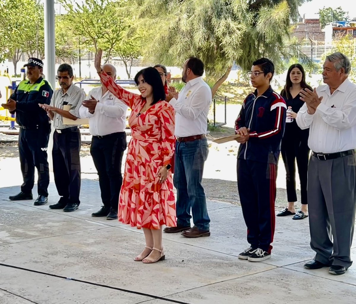 FombonaMarta's tweet photo. Hoy en la Esc. Sec. No. 39 Mixta, inauguramos el Domo que beneficiará a más de 600 alumnos y muchas generaciones.
Gracias estimado Presidente Municipal @SergioChavez_D por tu apoyo y por atender las gestiones realizadas por una servidora y las autoridades del plantel. 
#Tonalá ❤️ https://t.co/WP2vNt8Har