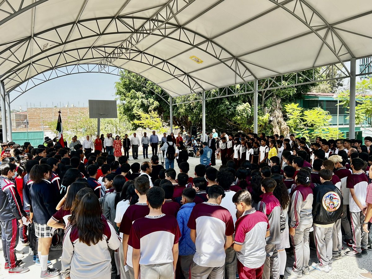 FombonaMarta's tweet photo. Hoy en la Esc. Sec. No. 39 Mixta, inauguramos el Domo que beneficiará a más de 600 alumnos y muchas generaciones.
Gracias estimado Presidente Municipal @SergioChavez_D por tu apoyo y por atender las gestiones realizadas por una servidora y las autoridades del plantel. 
#Tonalá ❤️ https://t.co/WP2vNt8Har