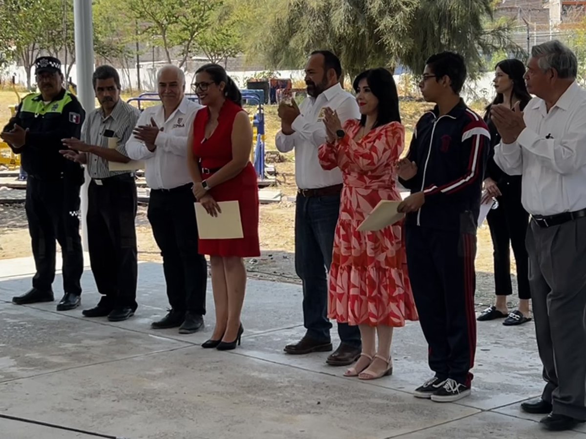 FombonaMarta's tweet photo. Hoy en la Esc. Sec. No. 39 Mixta, inauguramos el Domo que beneficiará a más de 600 alumnos y muchas generaciones.
Gracias estimado Presidente Municipal @SergioChavez_D por tu apoyo y por atender las gestiones realizadas por una servidora y las autoridades del plantel. 
#Tonalá ❤️ https://t.co/WP2vNt8Har