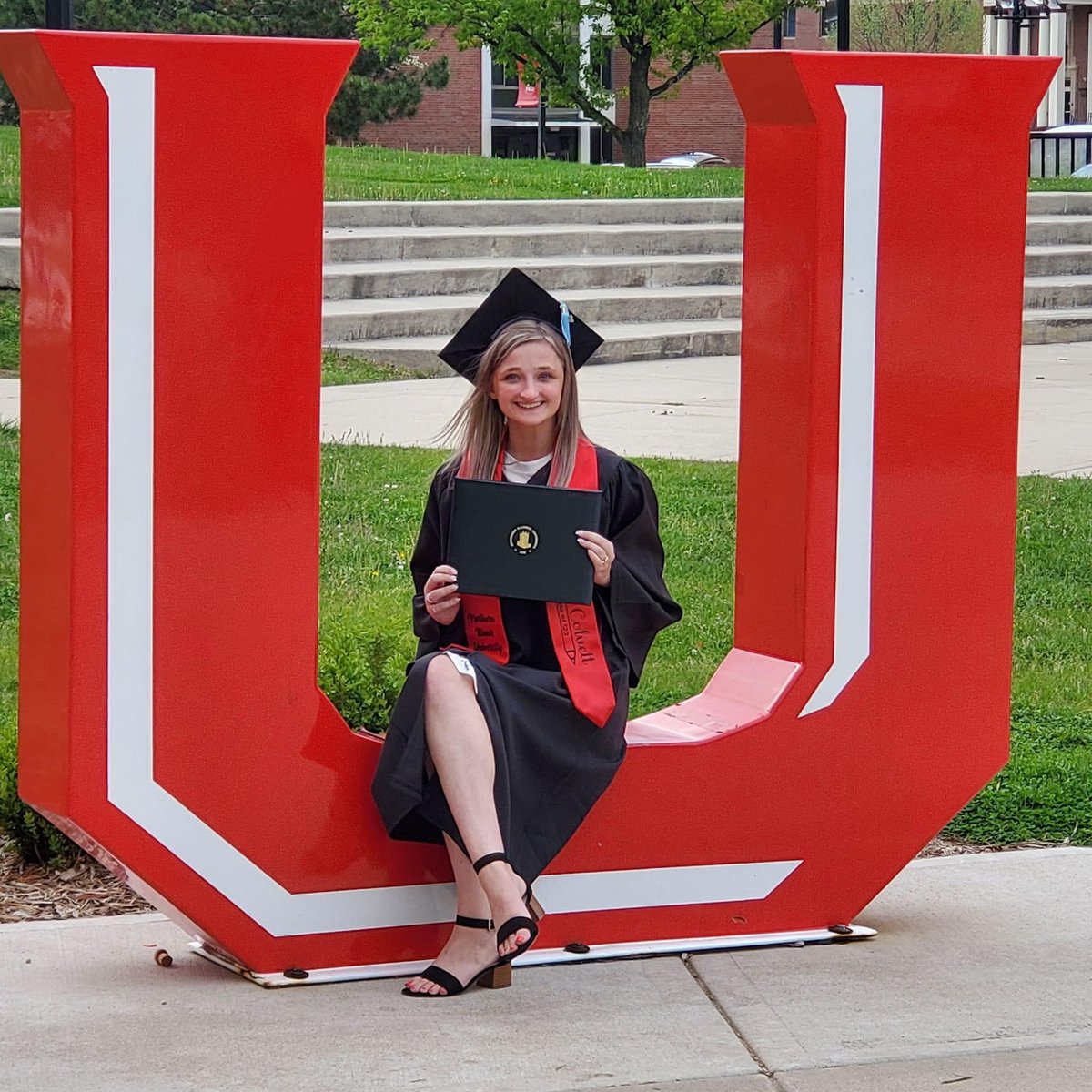bubbleangel67's tweet photo. In case anyone wanted a life update, I am officially hotter by one degree as of Saturday 🎓🔥🍎 https://t.co/sLGiA2TCng