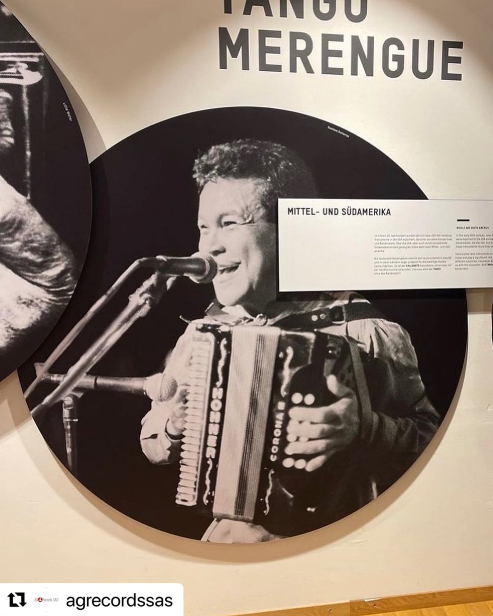 ALFREGUTIERREZ3's tweet photo. Aquí @alfredogutierrezmusica  nacido en Paloquemao , Sucre y el único 3 veces Rey del Festival de la Leyenda Vallenata y bicampeón en Alemania 🇩🇪, con más de 2000 canciones interpretadas , compuestas y arregladas .  Precursor Acordeon 3 hileras ,Timbal ,Bajo y Cencerro . Este mural se encuentra en Hohnerette en el museo Hohner en Trossingen, Alemania. @hohnermusic @hohneroficial