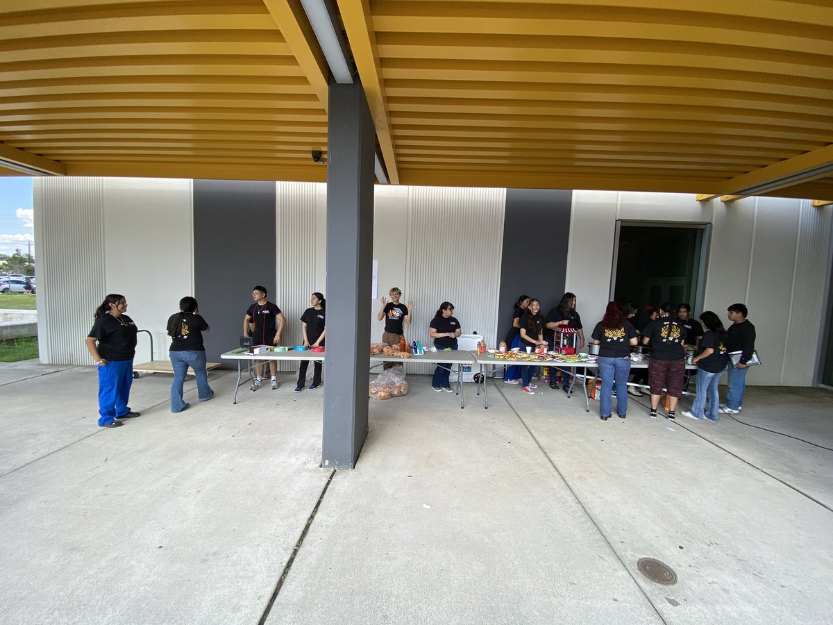 SHMSTC's tweet image. 📢 Exciting news! 🍪🍿 The @shmstc NHS after-school snack sale was a huge success! Thank you to everyone who joined us, indulged in delicious treats, and supported a great cause. Your participation made it truly special! 🎉💙 #NHS #SnackSale #YummyGoodness