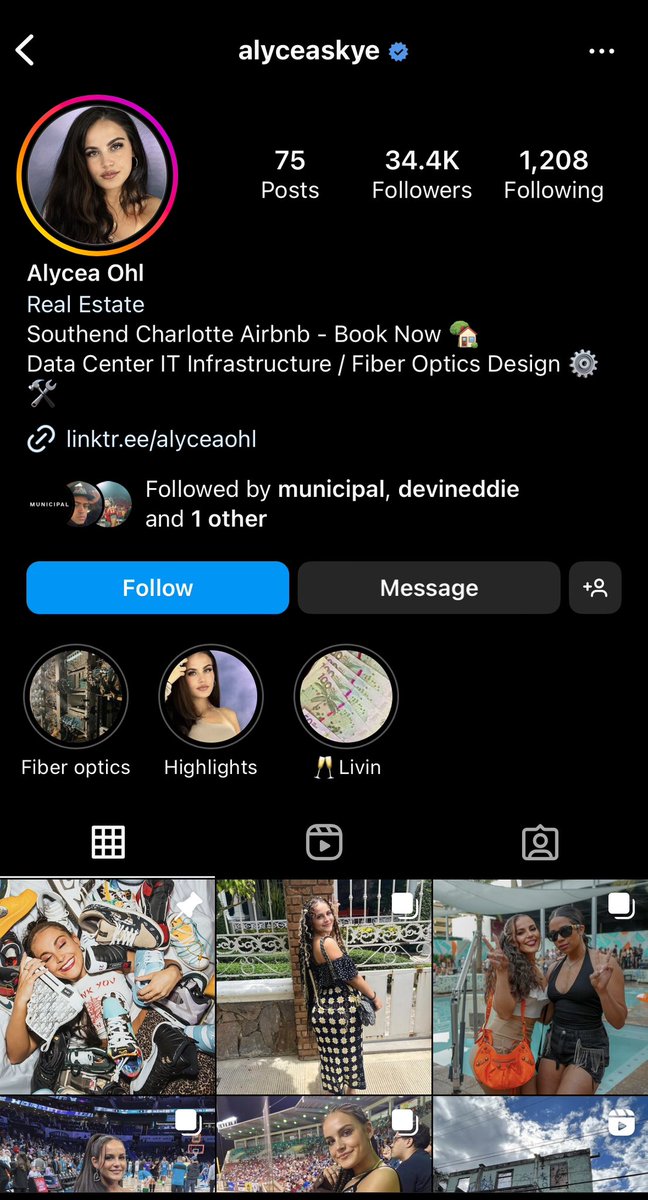 justfeats's tweet photo. I seen the homie SolesByZay post this lady in Charlotte who supposedly be selling fakes to all the ball players.
Y’all know about her? 👀
If so, I just wanna know how y’all think she getting away wit it? Lol https://t.co/mXJRWYunWz