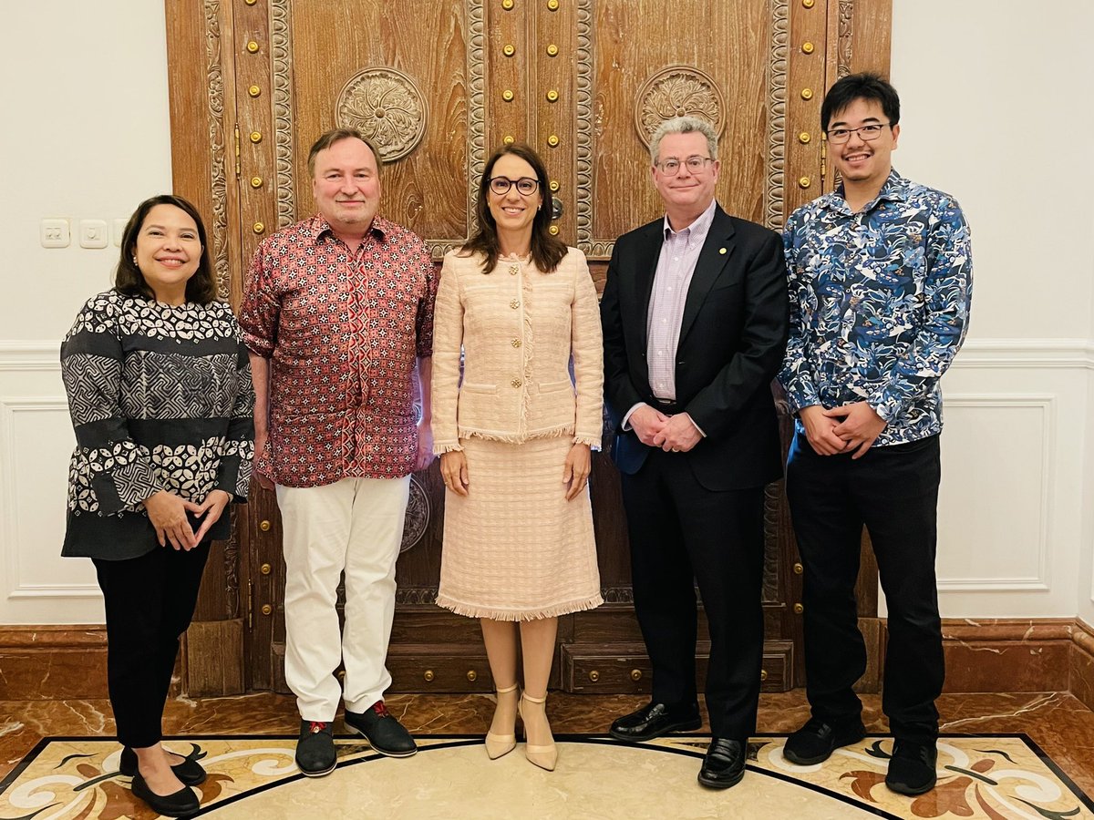 Senang sekali dapat bertemu <a href="/ProvostManfredi/">Christopher Manfredi</a>
&amp; Prof. Philip Buckley utk membahas program &amp; kemitraan <a href="/mcgillu/">McGill University</a> di 🇮🇩.  Saat kuliah di <a href="/McGillPoliSci/">McGill Poli Sci</a> saya menjadi ingin tahu ttg dunia dan bercita2 menjadikannya tempat yg lebih baik, sesuatu yg terus menginspirasi saya hingga kini.