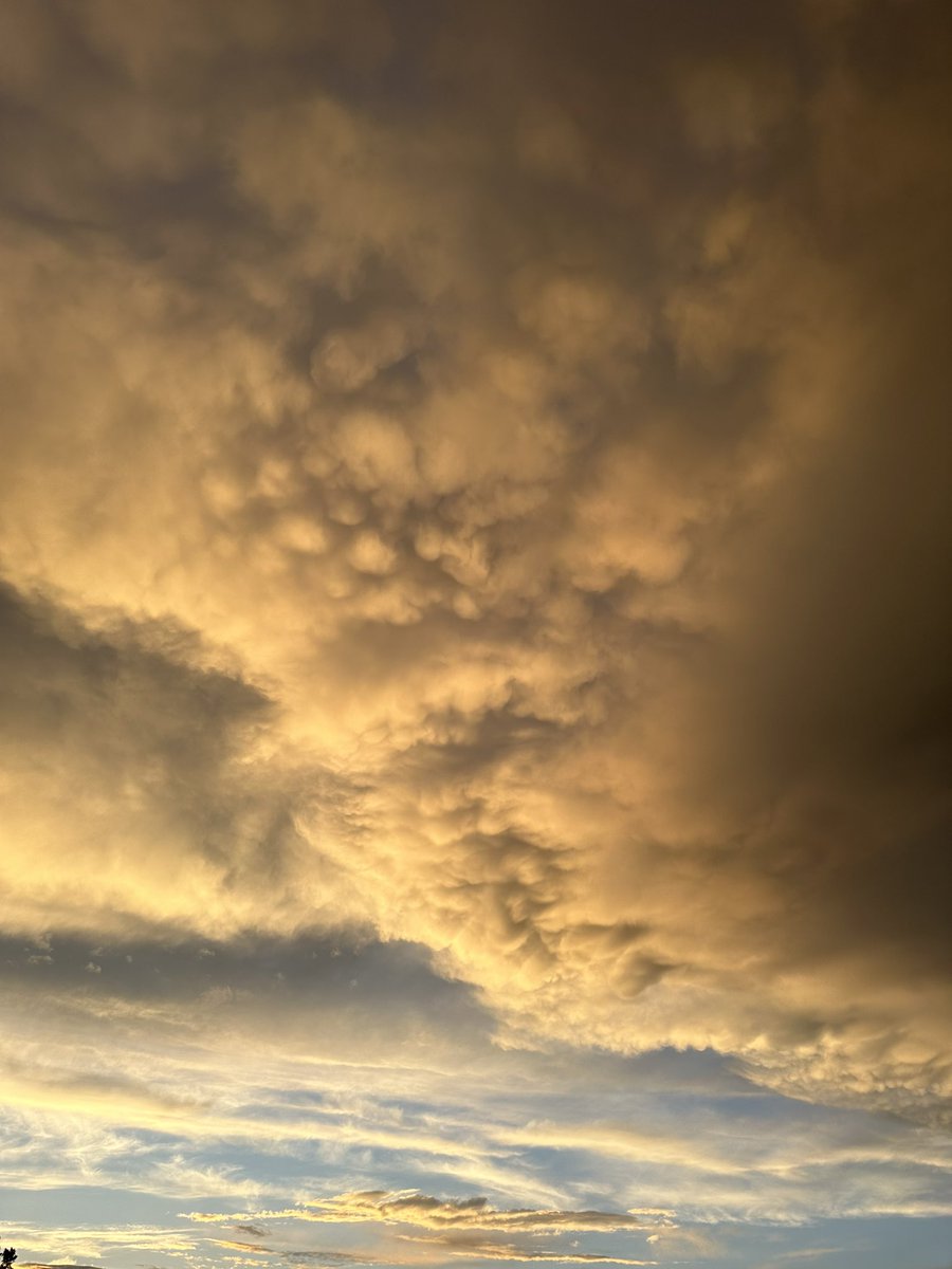 KPrattitude's tweet photo. Amazing mammatus clouds and a bonus rainbow over Cedar Hills tonight! #utwx is truly amazing sometimes @kslweather @KUTV2News https://t.co/24ix7tR91I